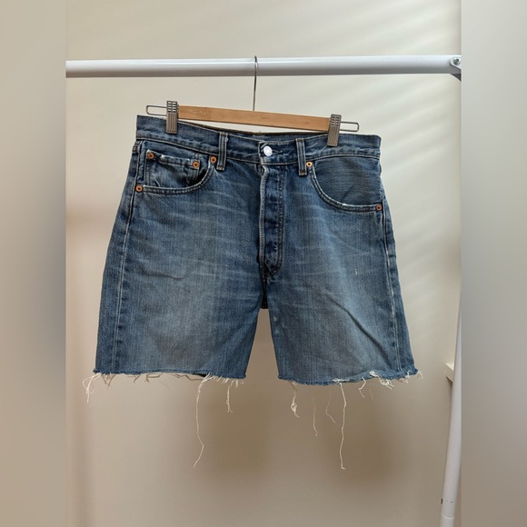 Levi’s 501 Mid Thigh Shorts - Picture 1 of 3